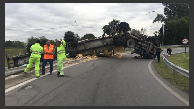 Así quedó el camión volcado sobre el acceso a la ciudad. 