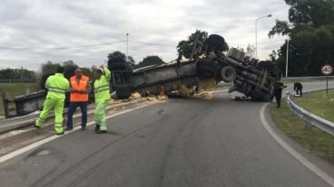 Así quedó el camión volcado sobre el acceso a la ciudad.
