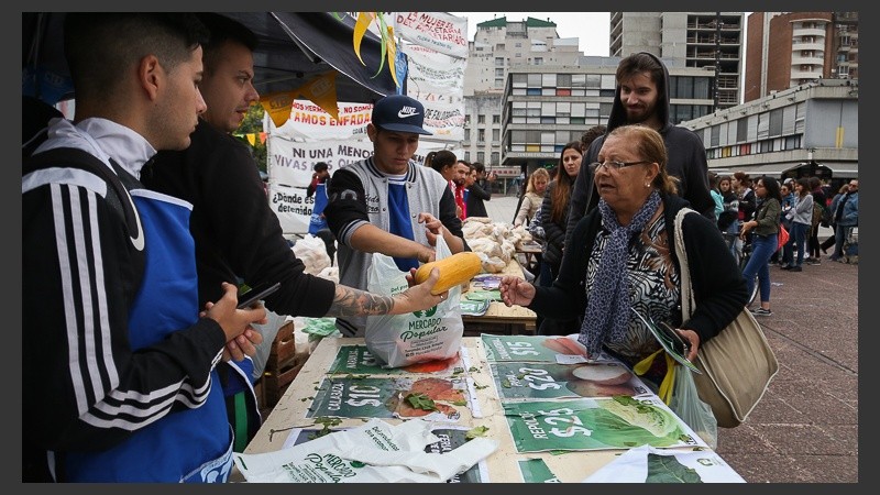 La jornada convocó a más de 150 rosarinos en plaza Montenegro.