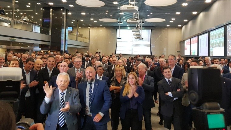 El vicepresidente de la Bolsa de Comercio, Raúl Meroi, celebra después de ganar el primer remate de soja de la campaña 2018/19.
