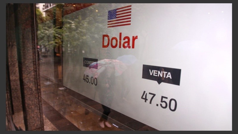 El dólar llegó a los $47,50 al mediodía y luego bajó unos centavos.