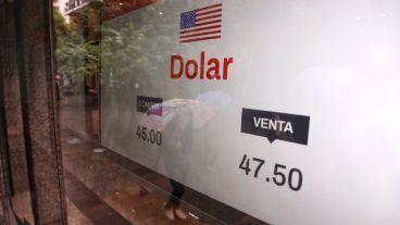 El dólar llegó a los $47,50 al mediodía y luego bajó unos centavos.