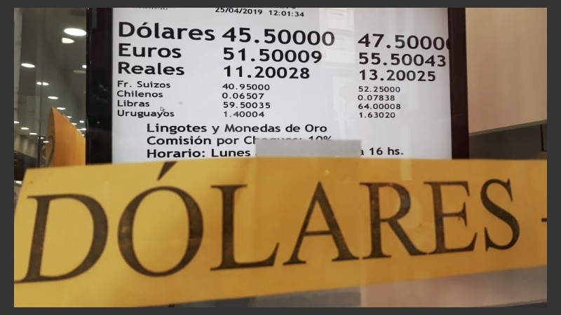 El dólar llegó a los $47,50 al mediodía y luego bajó unos centavos.