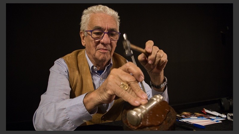 Pallarols con el bastón de mando que le entregó a Macri. 