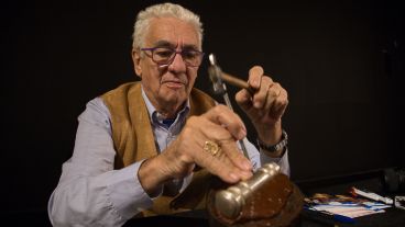 Pallarols con el bastón de mando que le entregó a Macri.