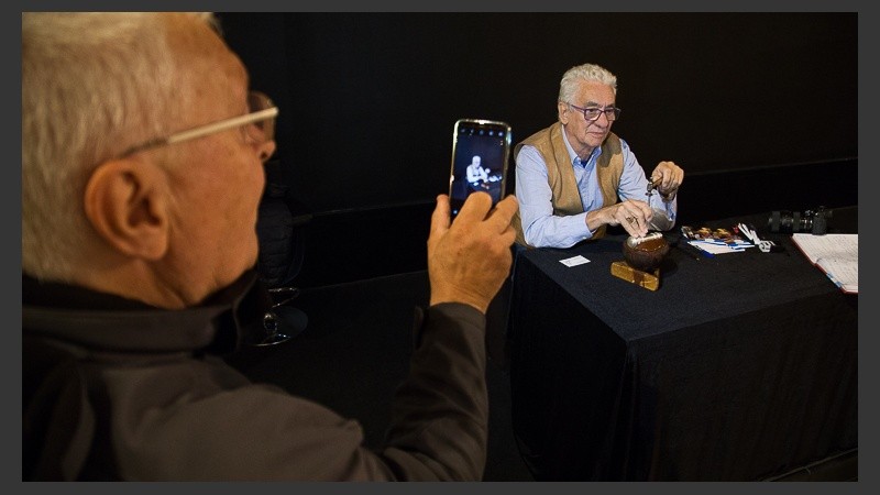 El orfebre compartió todo un día con los rosarinos que fueron a visitarlo. 