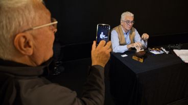 El orfebre compartió todo un día con los rosarinos que fueron a visitarlo.