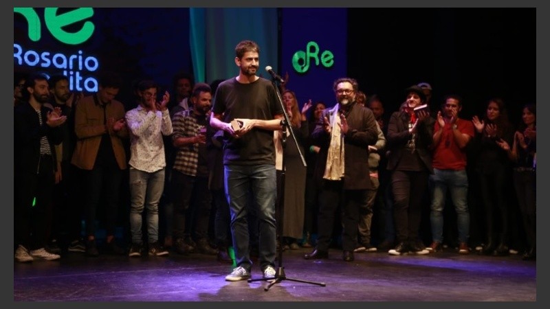 El cantautor e intérprete Julián Venegas, tras recibir la distinción al Mejor Disco del Año.