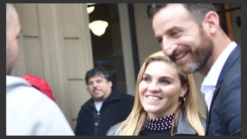 La concejala Gigliani junto a Roberto Sukerman.