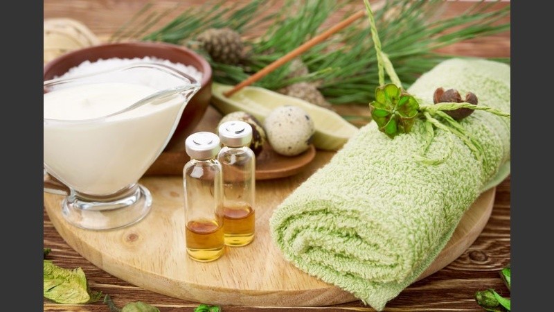 Se aplica por aspersión, con las manos o con gasa 