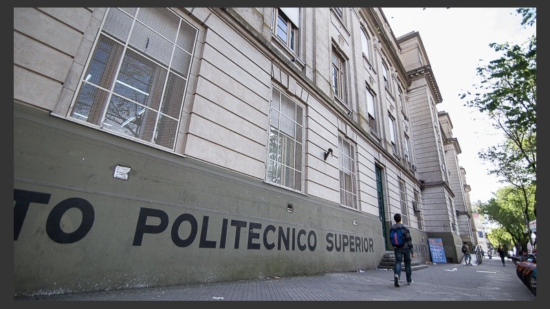 Docentes y alumnos movilizados en asamblea por la presencialidad.