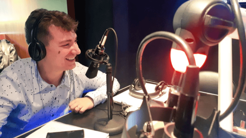 Ariel Tarico en el estudio de Radio 2.
