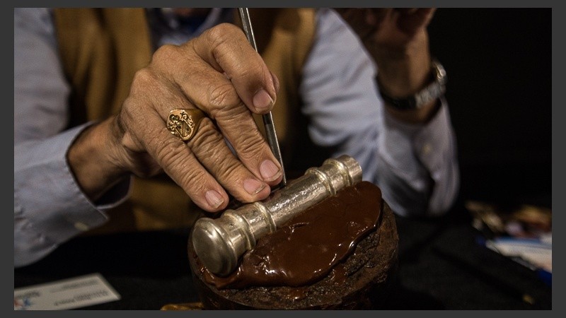 Las manos del reconocido artista en pleno trabajo.