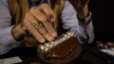 Las manos del reconocido artista en pleno trabajo.