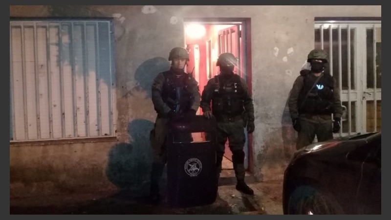Se secuestraron vehículos, droga, dinero y un arma.