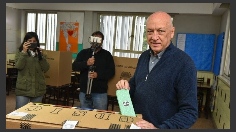 Bonfatti emitiendo su voto en la categoría de gobernador. 