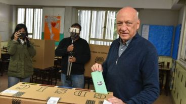 El actual diputado votó en Rosario y luego celebró en la capital provincial.