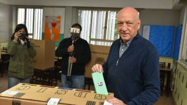 Bonfatti emitiendo su voto en la categoría de gobernador.