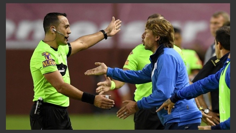 Heinze en el momento en que fue expulsado por el árbitro. 