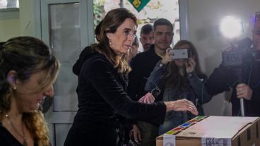 María Eugenia Bielsa votando en la Facultad de Psicología de la UNR.