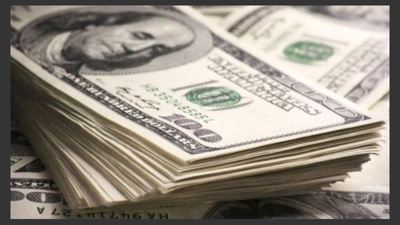 El dolar cerró en baja este lunes.