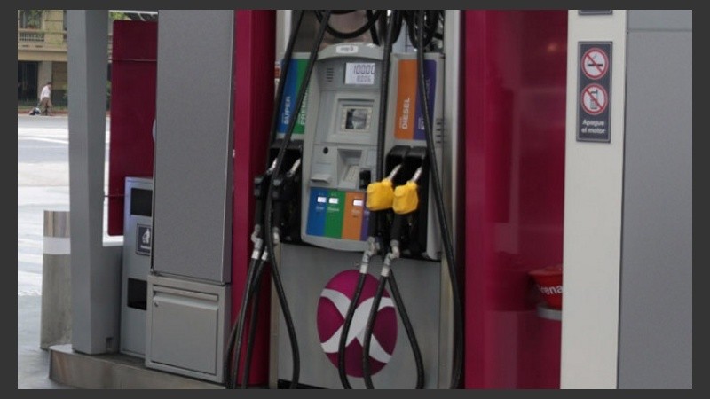 Los combustibles suben por la devaluación y alimentan la inflación.