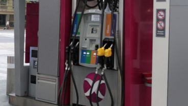 Los combustibles suben por la devaluación y alimentan la inflación.