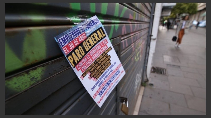 Negocios cerrados en el centro de la ciudad.