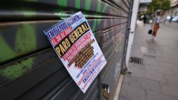 Negocios cerrados en el centro de la ciudad.