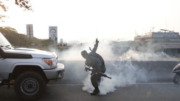 Las fuerzas de seguridad leales al Gobierno de Nicolás Maduro lanzan este martes bombas lacrimógenas contra el presidente interino Juan Guaidó, que se encuentra en la base de La Carlota junto a militares que le apoyan.