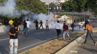 Las fuerzas de seguridad leales al Gobierno de Nicolás Maduro lanzan este martes bombas lacrimógenas contra el presidente interino Juan Guaidó, que se encuentra en la base de La Carlota junto a militares que le apoyan.