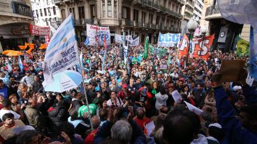 El acto frente a la Bolsa de Comercio de Rosario.