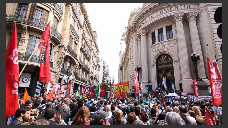 El acto frente a la Bolsa de Comercio de Rosario.
