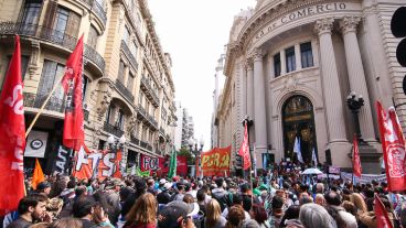 El acto frente a la Bolsa de Comercio de Rosario.