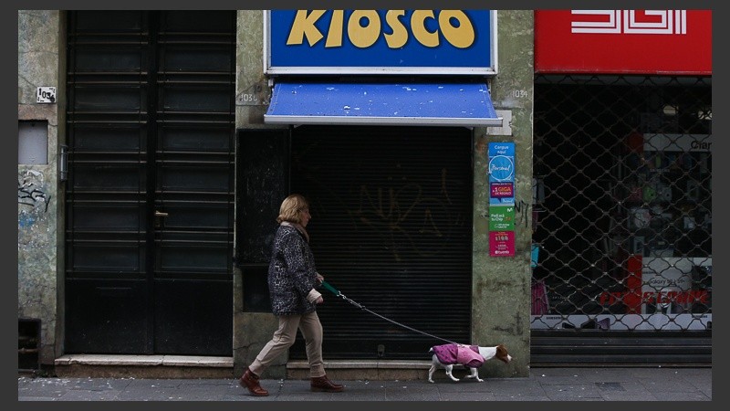 Comercios cerrado a lo largo de toda peatonal Córdoba.