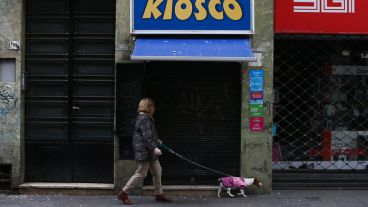 Comercios cerrado a lo largo de toda peatonal Córdoba.