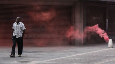 Un hombre cruza una nube de humo en Córdoba y Sarmiento en uno de los puntos de protesta.