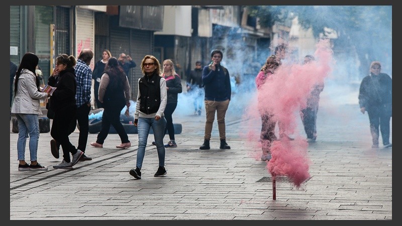 Bengalas de humo se pudieron ver en distintos puntos de la peatonal Córdoba.