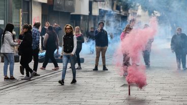 Bengalas de humo se pudieron ver en distintos puntos de la peatonal Córdoba.