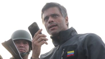 López fue llevado a una base militar y luego refugiado en la sede chilena.