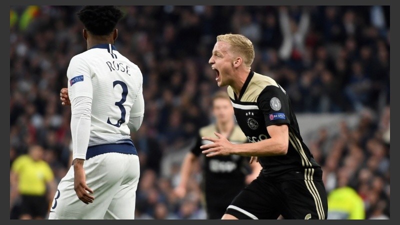 El joven Van de Beek grita su gol en el Tottenham Hotspur Stadium.