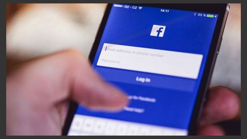 ¿Es un problema darle el celular a Facebook?