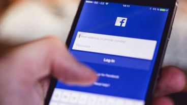 ¿Es un problema darle el celular a Facebook?