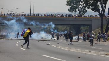 Cientos de venezolanos toman las calles de Caracas.
