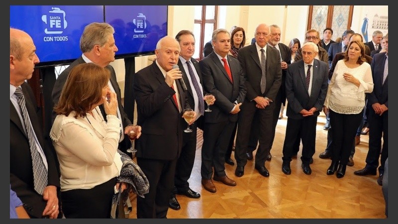 Lifschitz en el brindis, acompañado entre otros por Bonfatti y Fein 