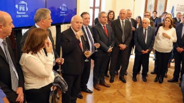 Lifschitz en el brindis, acompañado entre otros por Bonfatti y Fein