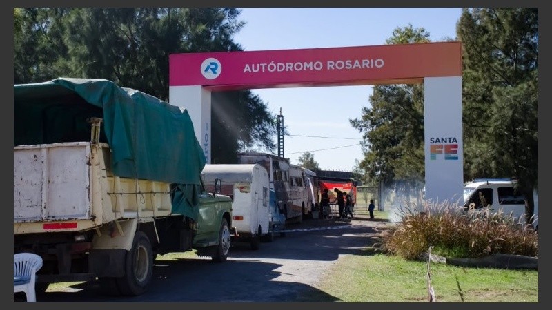 Este miércoles ya había gente acampando afuera del autódromo de Rosario. 