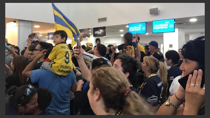 Los canallas coparon el aeropuerto para despedir a los jugadores. 