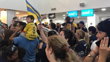 Los canallas coparon el aeropuerto para despedir a los jugadores.