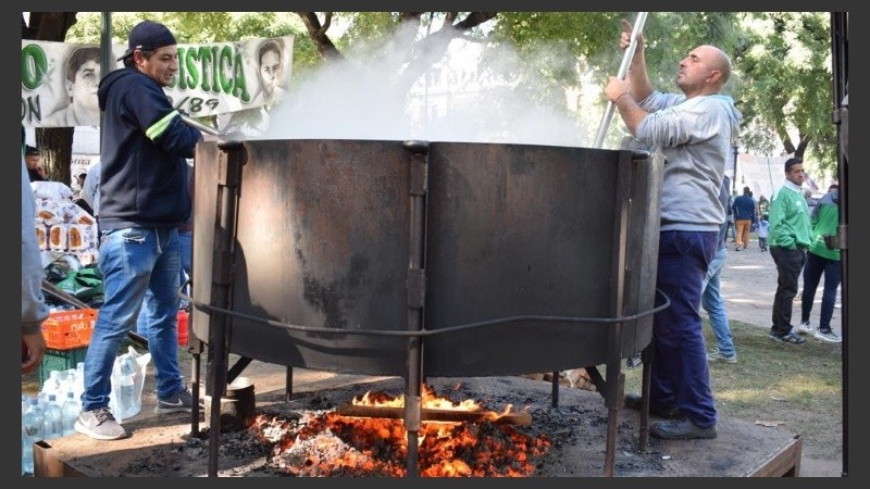 Una de las 300 ollas populares que se organizaron este 1º de Mayo. 
